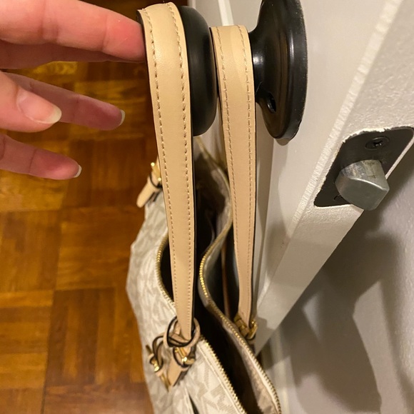 🌻SOLD🌻. Micheal Kors Tote - Picture 3 of 5